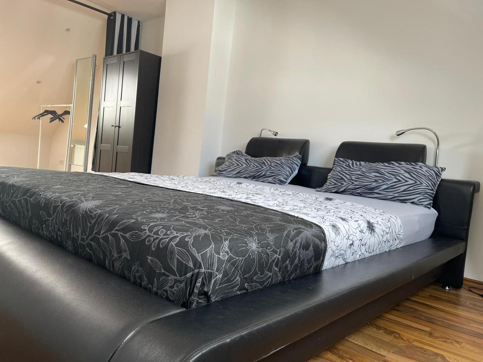 Geraeumige 3-Zimmer-Ferienwohnung Im Herzen Von Kassel Exterior photo