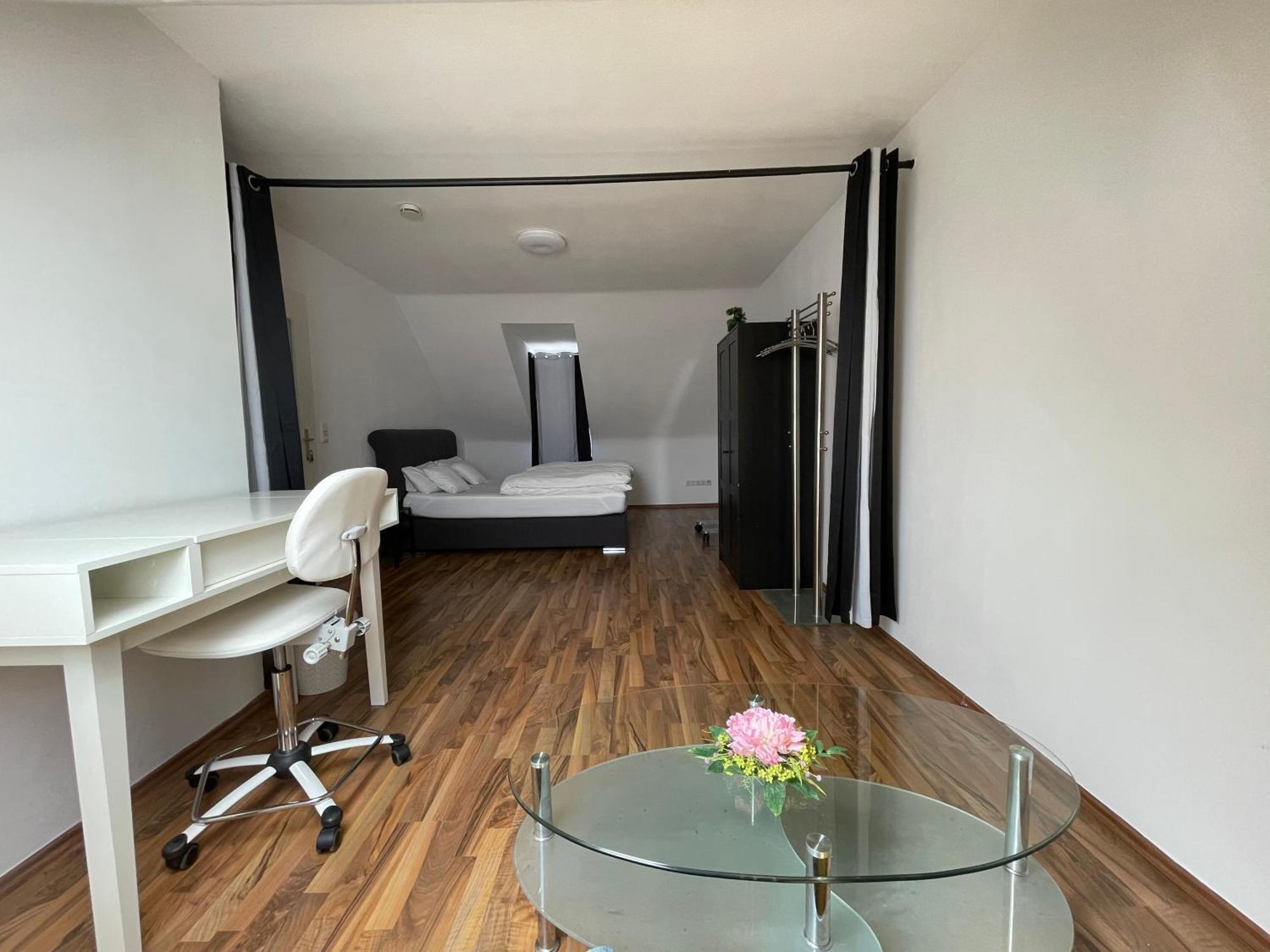 Geraeumige 3-Zimmer-Ferienwohnung Im Herzen Von Kassel Exterior photo